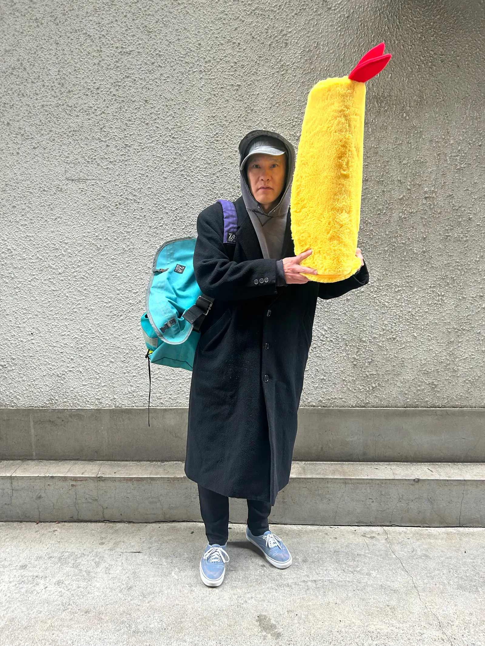 エビフライのぬいぐるみを持つ加賀美 健さん